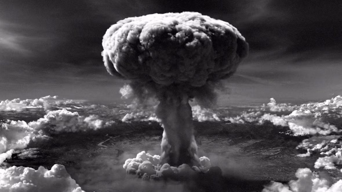 Vào tháng 8/1945, hai thành phố Hiroshima và Nagasaki của Nhật Bản lần lượt bị Mỹ ném bom nguyên tử. Hậu quả là khoảng 129.000 người thiệt mạng, chủ yếu là dân thường.