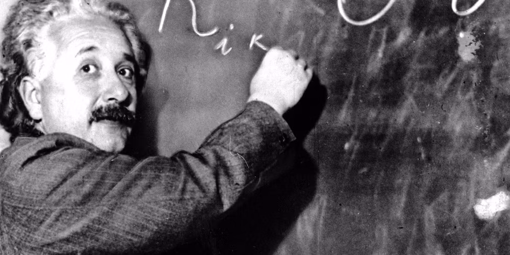 Do vậy, Einstein đã từ bỏ quốc tịch Đức năm 1933 sau khi Hitler trở thành Thủ tướng.