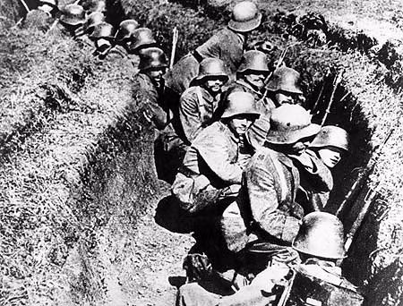 2. Chiến tranh thế giới 1 (1914 - 1918) là sự kiện quan trọng đã làm rung chuyển bánh xe lịch sử của nhân loại. Đây là cuộc chiến đẫm máu giữa phe Hiệp Ước (Anh, Pháp, Nga, sau có Mỹ) và phe Liên Minh (chủ yếu là Đức, Áo - Hung).