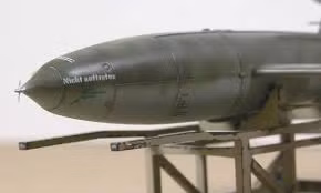 Vũ khí nguy hiểm này được sáng chế và phát triển bởi nhóm các nhà khoa học Werher von Braun, Walter Dornberger tại Trung tâm Nghiên cứu Quân sự Peenemünde và Không quân Đức (Luftwaffe).