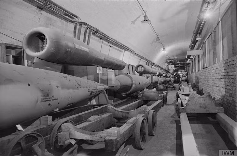 Phải đến tháng 6/1944, "bom bay" V1 mới được Hitler và Không quân Đức biên chế vào lực lượng và được sử dụng rộng rãi trên chiến trường.