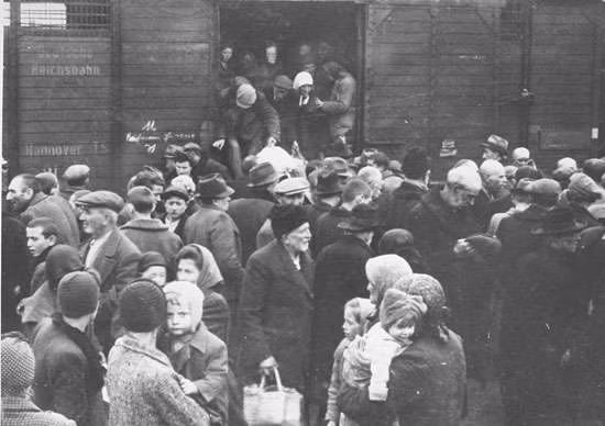 Theo ước tính, khoảng 1,1 - 1,5 triệu người bị phát xít Đức tàn sát tại trại tập trung Auschwitz-Birkenau.