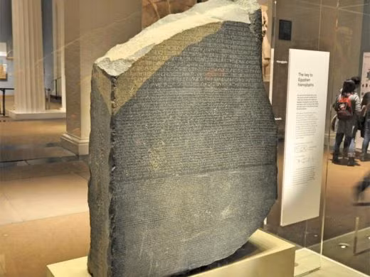 Ba hệ thống chữ viết này gồm: chữ tượng hình chính thức (hieroglyphic), chữ tượng hình bình dân (demotic) và chữ Hy Lạp để tất cả người dân có thể đọc hiểu.