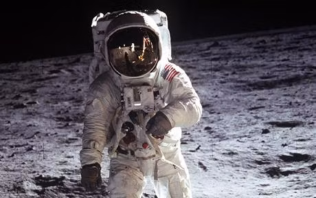 Thêm nữa, Cơ quan hàng không vũ trụ Mỹ (NASA) còn công bố 2 tấm ảnh chụp cùng một lá cờ được các phi hành gia cắm trên bề mặt Mặt trăng.