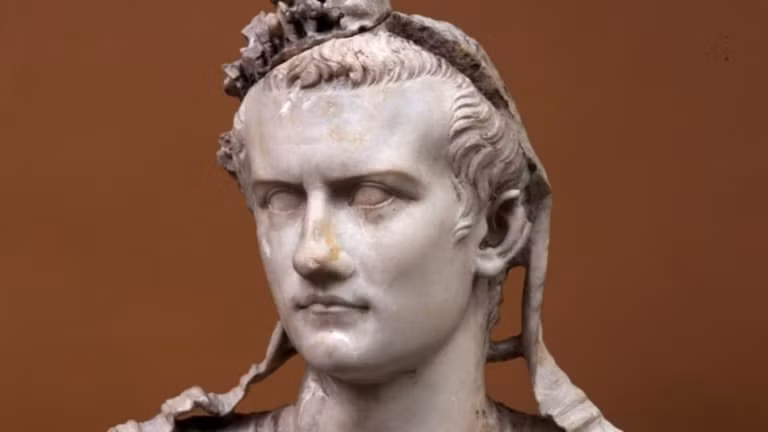 Bên trong ngôi đền có đặt một pho tượng bằng vàng tạc chân dung hoàng đế Caligula.