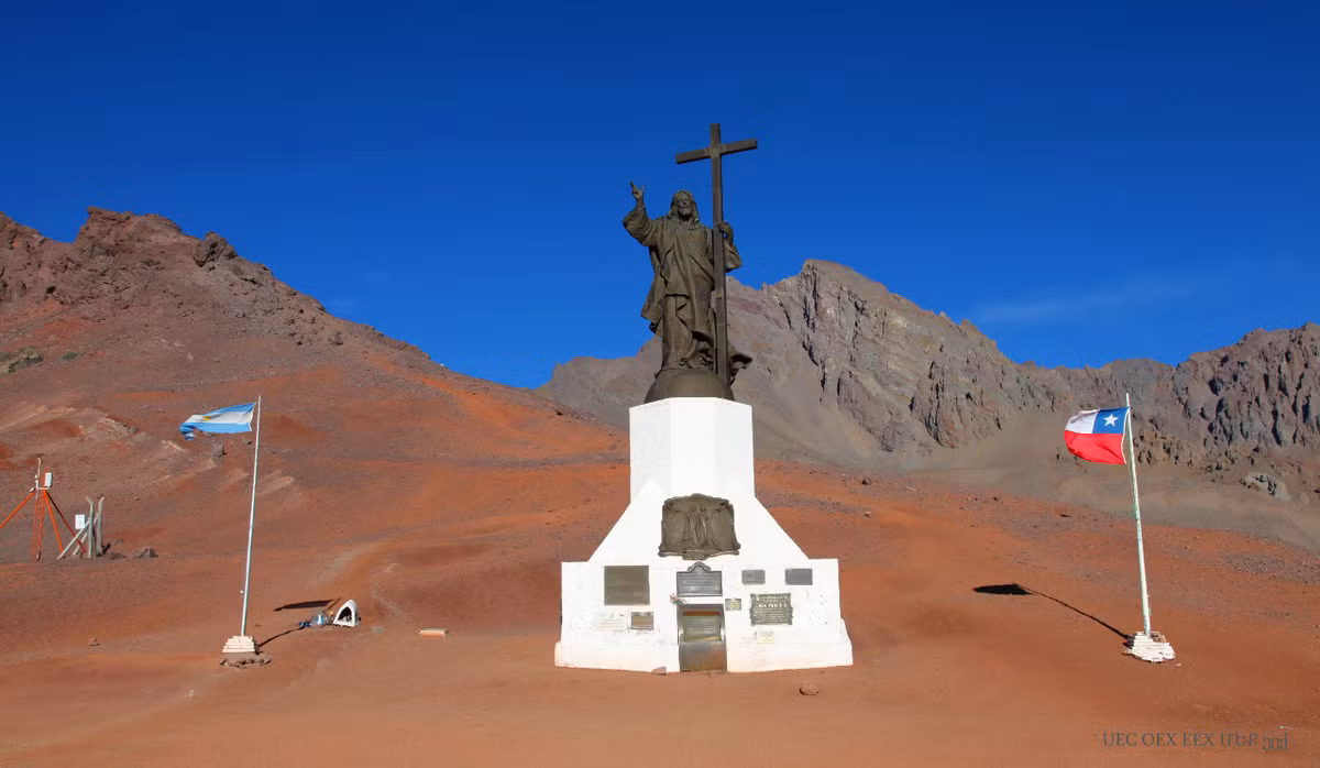 Bức tượng này nằm ở độ cao 3.832m so với mực nước biển. Đây chính là nơi cao nhất của con đường giữa thành phố Mendoza của Argentina và thành phố Santiago của Chile.