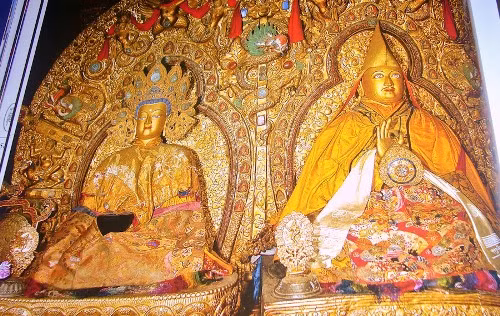 Đa số các pho tượng trong cung điện Potala được làm từ vàng, bạc hay đồng.