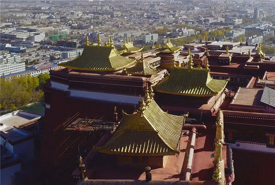 Trong đó, Bạch Cung là nơi đặt ngai vàng của Đức Đạt Lai Lạt Ma và cũng là nơi ở của ngài. Trong khi đó, Hồng Cung là nơi có các bảo tháp mạ vàng của các Đạt Lai Lạt Ma.
