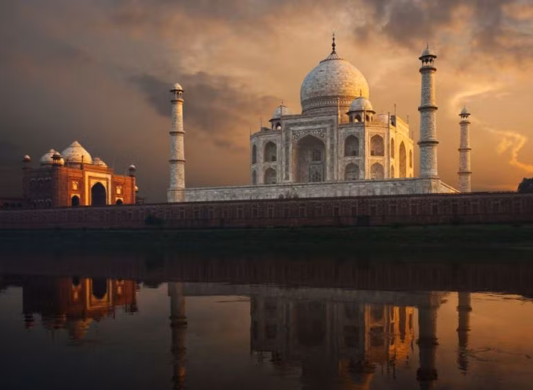 Để di chuyển các nguyên vật liệu nặng đến vị trí xây dựng lăng Taj Mahal, người Ấn Độ đã sử dụng hơn 1.000 con voi.