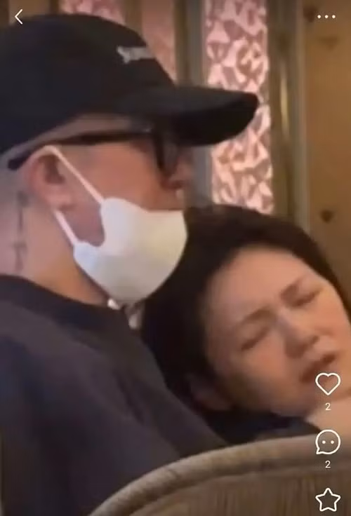 Mới đây, diễn viên Từ Hy Viên qua đời trong chuyến du lịch Nhật Bản sau khi bị cúm và viêm phổi. Theo Sina, một tài xế vừa đăng tải hình ảnh chở vợ chồng Từ Hy Viên vào ngày 29/1 trong chuyến du lịch. Ảnh: Tiền Phong.