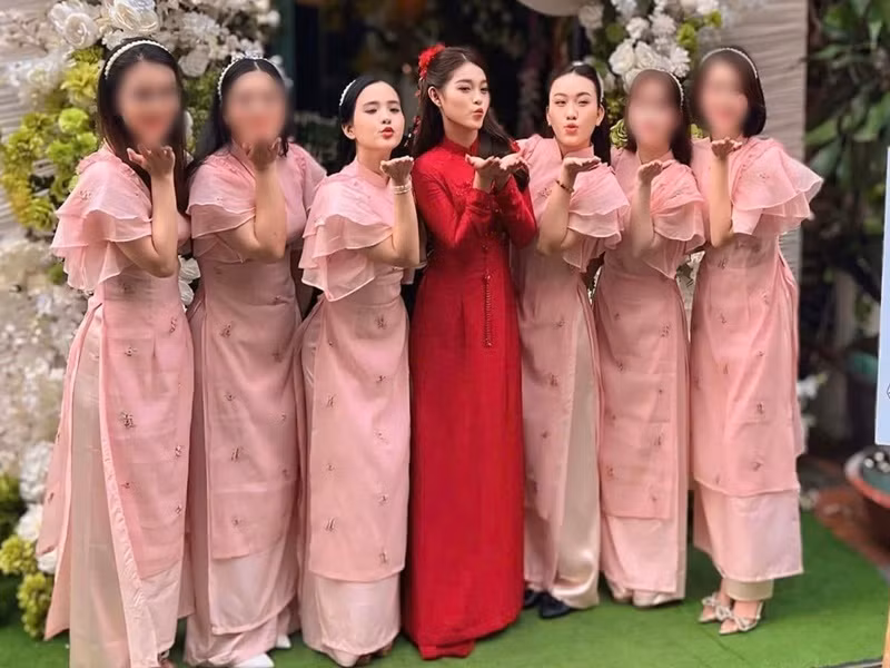 Ca sĩ Thiêng Ngân (thứ ba bên phải) chúc mừng ngày vui của Tuyết Nhung. Ảnh: FB Quỳnh Trang.