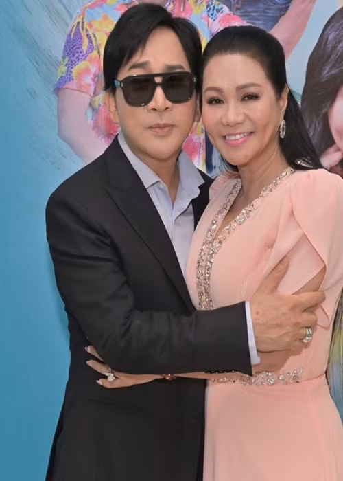 Mới đây, Kim Tử Long - Ngọc Huyền giới thiệu web drama Kén cá chọn chồng. Trong phim mới, Ngọc Huyền vào vai Chọn - người phụ nữ 40 tuổi chưa chồng bị Cá (do Kim Tử Long đóng) bỏ rơi ngay trước lễ dạm ngõ ngày trẻ. Ảnh: Tiền Phong.