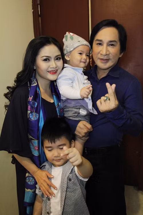 Mối quan hệ thân thiết giữa Ngọc Huyền và Kim Tử Long không khiến chồng của Ngọc Huyền hay vợ của Kim Tử Long (trong ảnh) lo lắng. Ảnh: Dân Việt.
