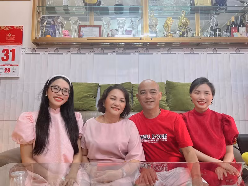 Phương Mỹ Chi làm trụ cột kinh tế trong nhiều năm. Năm 2024, trong một chương trình, Phương Mỹ Chi cho biết, cô không cho cha mẹ đi làm nữa, dù rằng khi đó cha mẹ còn rất trẻ. Ảnh: FB Phương Mỹ Chi.