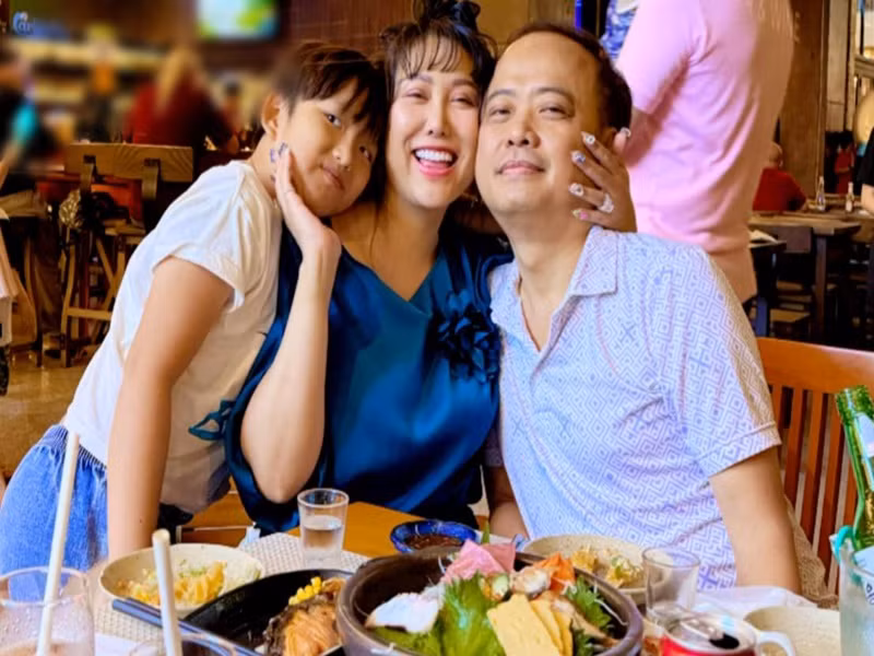 Cụ thể, doanh nhân Trần Chí Phú hỏi Phi Thanh Vân: "Em yêu ơi, thế khi nào chúng mình làm đám cưới". Bà mẹ một con trả lời: "Khi nào anh yêu mong muốn thì chúng mình cưới nhé". Ảnh: FB Phi Thanh Vân.