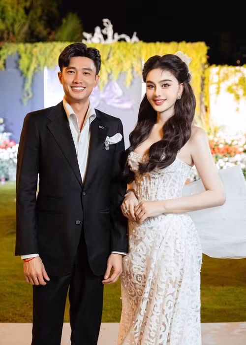 Nữ ca sĩ chuyển giới từng được đồng nghiệp thân thiết mời ăn uống, đến nhà chơi.