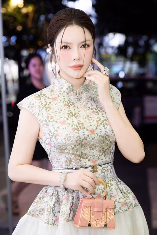 Diễn viên Lý Nhã Kỳ đeo bộ trang sức kim cương đắt giá, ước tính trị giá lên đến 30 tỷ đồng.