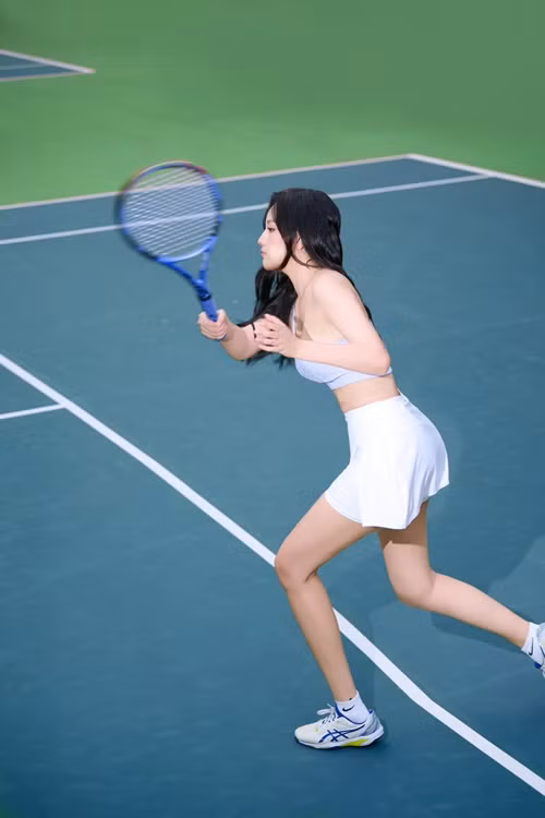 Cô than thở: "Đợi vào phom đánh chuẩn lâu quá... biết bao giờ mới có clip".