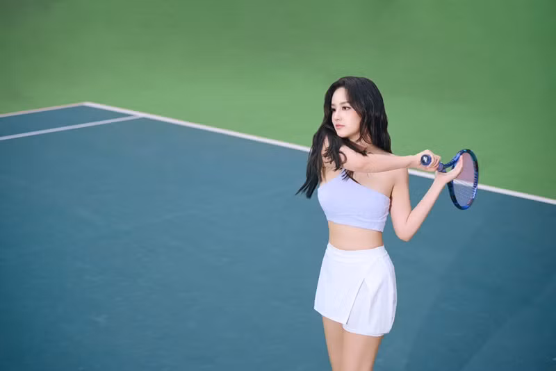 Nhiều bạn bè, đồng nghiệp khen ngợi sắc vóc của Mai Phương Thúy. "Giời ơi dáng đẹp quá", diễn viên Huyền Lizzie tấm tắc khen nàng hậu.