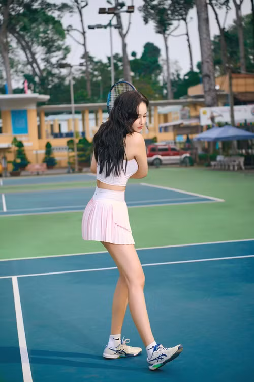 Mai Phương Thúy chăm tập tennis để giữ được vóc dáng thon gọn.