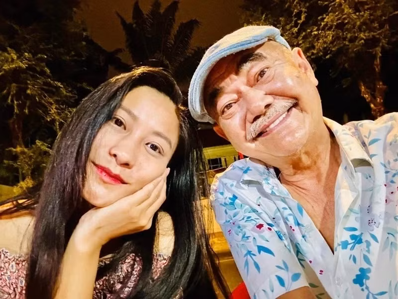 Nghệ sĩ Việt Anh thường xuyên nấu ăn cho bạn gái, chở cô đi dạo phố. Ảnh: Znews.
