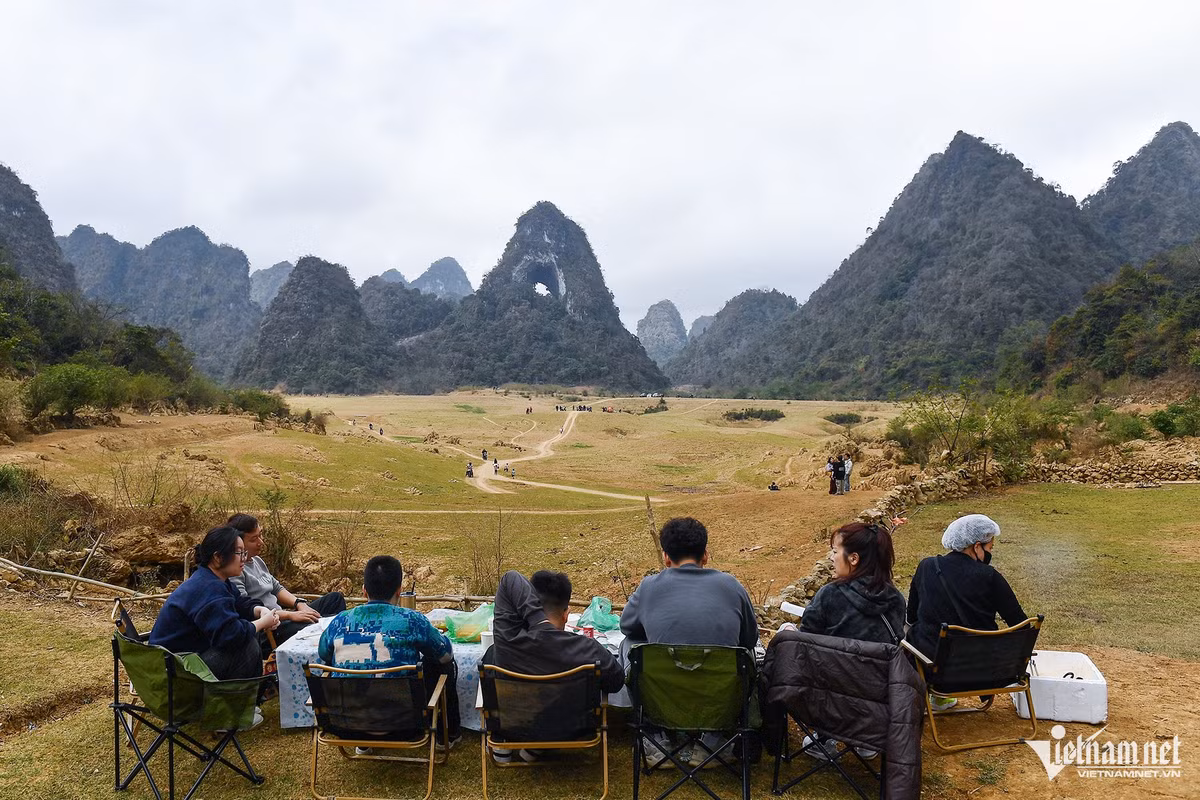 Vào mùa mưa từ tháng 4 đến tháng 8, nơi đây biến thành hồ nước trong xanh rộng đến 15ha.