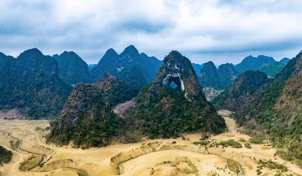 Núi Thủng (hay còn gọi là Mắt Thần Núi) nằm ở xóm Bản Danh, xã Quốc Toản, huyện Trà Lĩnh và thuộc Công viên Địa chất Cao Bằng.