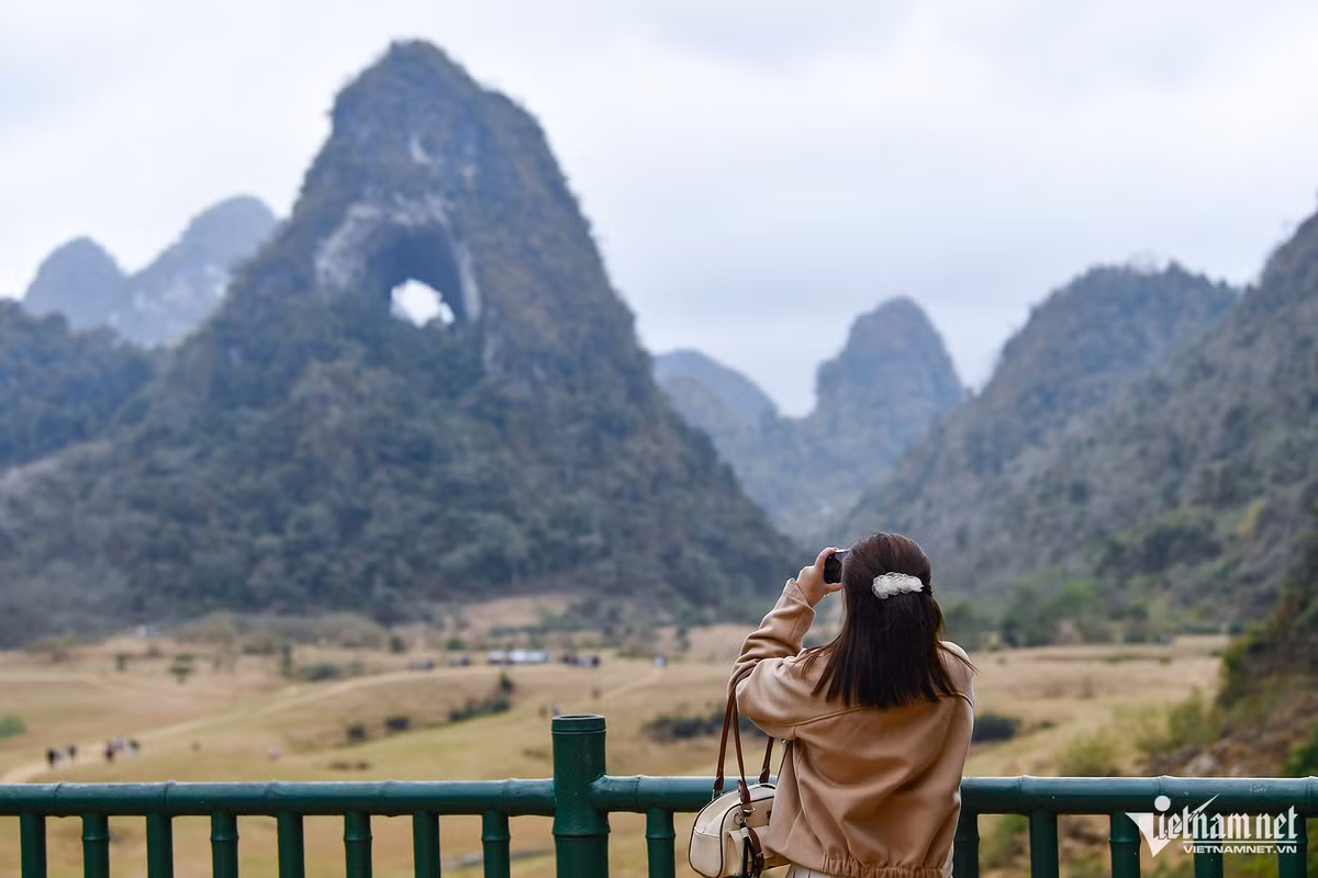 Dưới chân núi là một vùng thung lũng rộng lớn. Từ điểm check-in trên cao, bạn có thể ngắm nhìn toàn cảnh địa danh này một cách trọn vẹn nhất.