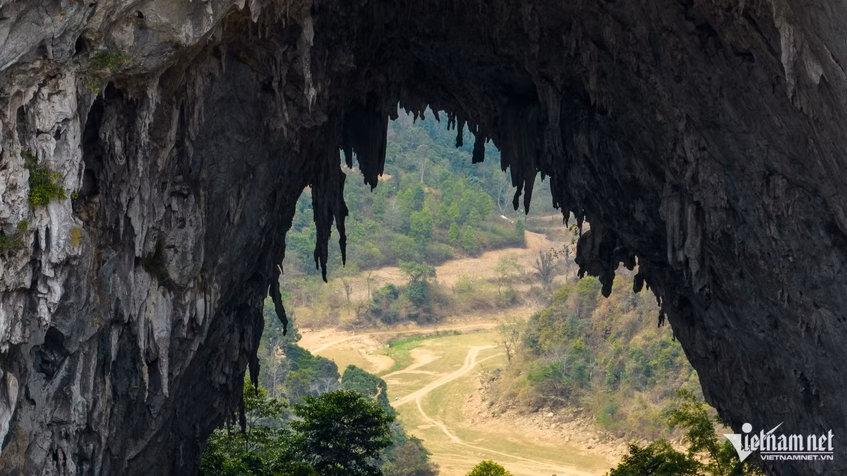 Tiếp cận mắt thần, du khách có thể nhìn xuyên từ bên này sang bên kia, cảm giác như một hang động ở trên không, rất thú vị.
