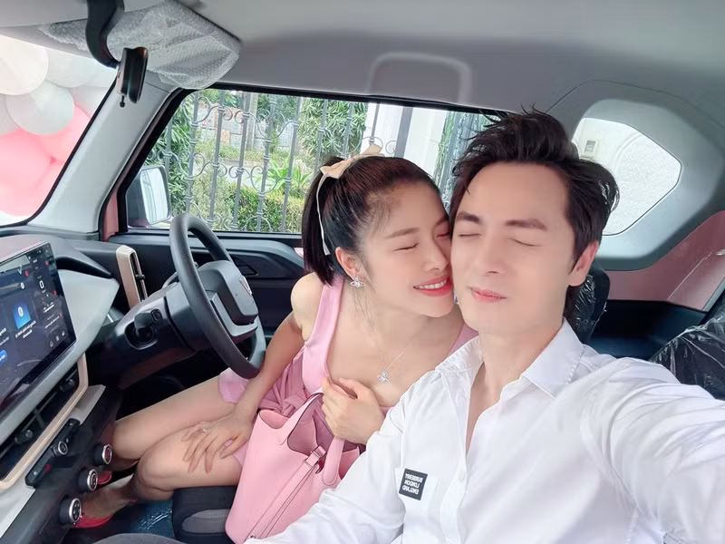 "Đánh úp. Happy Valentine hồng vợ yêu. Chồng lỡ mua cái túi hồng nên mua thêm cái xe hồng làm combo xinh xinh tặng vợ. Năm vừa rồi vất vả vì chồng rồi, mong năm nay vợ chuyện gì cũng màu hồng nha", Đăng Khôi nhắn nhủ vợ.