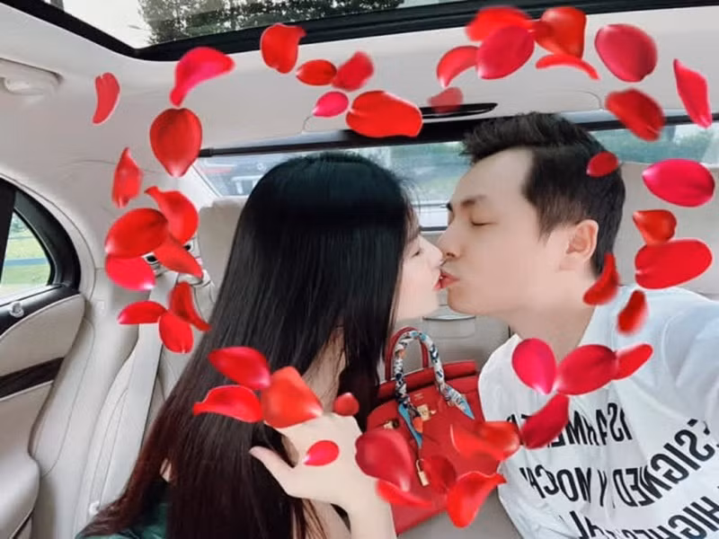 Mùa Valentine 2022, Đăng Khôi tặng vợ chiếc túi hiệu màu đỏ.