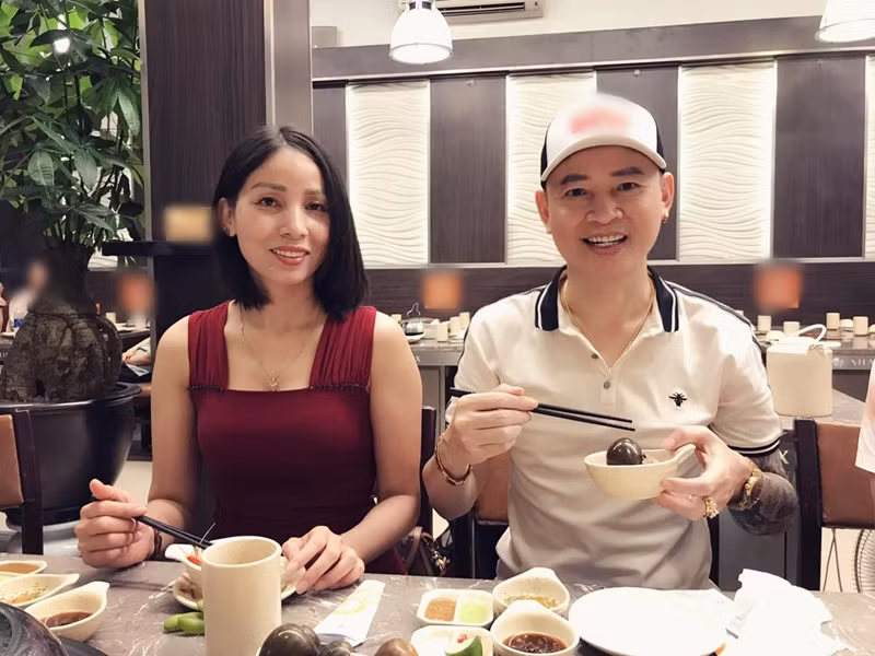Kỷ niệm một năm ngày cưới, Mai Huế chia sẻ: "Một năm đã trôi qua, anh đã cho em trải nghiệm được nhiều cảm xúc từ khi yêu anh, hạnh phúc vì được ở bên anh. Chúng mình hãy tiếp tục cùng nhau đi tiếp trên con đường tình yêu này chồng nhé".