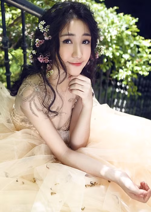  Hòa Minzy sinh năm 1995, đến từ Bắc Ninh được xem là một hiện tượng trong làn sóng cover nhạc trước khi trở thành quán quân Học viện Ngôi sao 2014. Ảnh: FB Hòa Minzy.