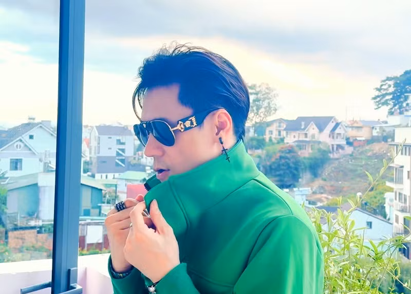 Nam ca sĩ Khánh Phương không hé lộ mối quan hệ với bà Vũ Thị Thúy. Ảnh: FB Khánh Phương.