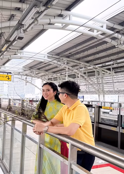 Khoảnh khắc chồng cũ Nhật Kim Anh đắm đuối nhìn bạn gái xinh đẹp gây chú ý. Ảnh: FB Bella Mai.