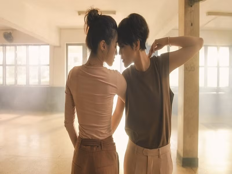 Được Khả Như truyền kinh nghiệm: "Em phải yêu lấy bạn diễn của mình", Vũ Cát Tường nhập tâm đóng vai người yêu của Thu Trang. Ảnh: Vietnamnet.