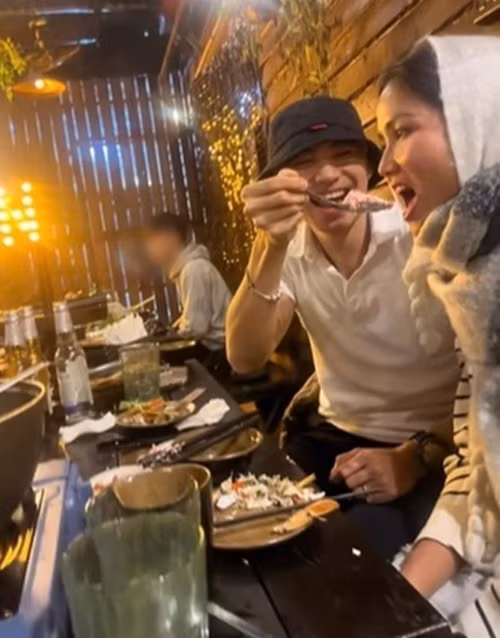 Trong các bữa ăn, Tuấn Khôi luôn ân cần chăm sóc Hoa hậu H'hen Niê. Ảnh: FB Tuấn Khôi.