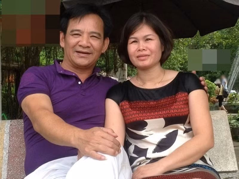 Diễn viên Quang Tèo lấy vợ khi gần 40 tuổi. Trong cuộc phỏng vấn với Tiền Phong, anh kể về việc quen biết vợ: “Tôi quen mẹ vợ tôi trước, tôi đến thăm một người ở nhà hát tôi ốm nằm ở bệnh viện. Phòng ở bệnh viện mà cô ấy nằm, có cả bệnh nhân là mẹ vợ tôi. Tôi vui tính nên giao lưu trò chuyện. Sau khi ra viện không ngờ bà mời tôi về nhà bà chơi. Thế là tôi gặp vợ”. Ảnh: FB Quang Tèo.