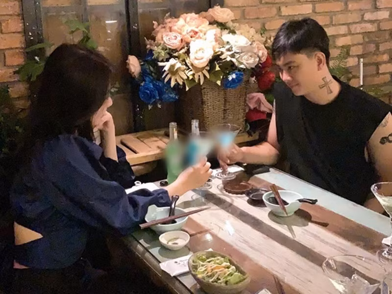 Tháng 11/2021, Hoài Lâm chia sẻ hình ảnh bên cô gái giấu mặt trên trang cá nhân. Thậm chí, nam ca sĩ còn cập nhật trạng thái “đã kết hôn”. Ảnh: FB Hoài Lâm.