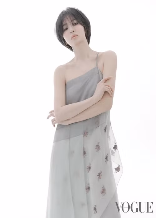Ngọc nữ của màn ảnh xứ Hàn hút ánh nhìn với vai trần quyến rũ, đôi chân nuột nà.