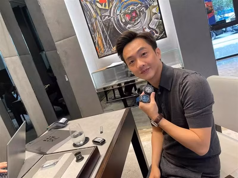 Tháng 4/2021, nữ ca sĩ Đàm Thu Trang tặng Cường Đô la bộ sưu tập 10 chiếc đồng hồ. Ảnh: Vietnamnet.