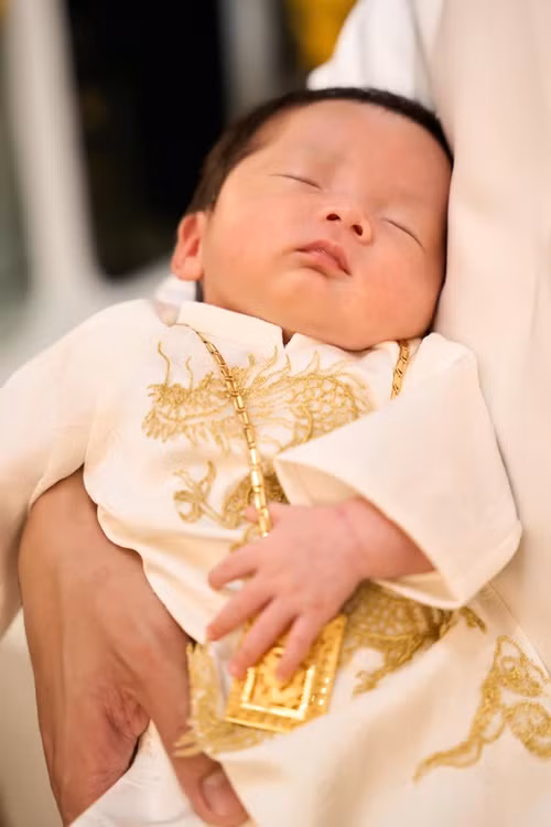 Con trai 1 tháng tuổi của Lý Bình - Phương Trinh Jolie ngủ say trong bữa tiệc.
