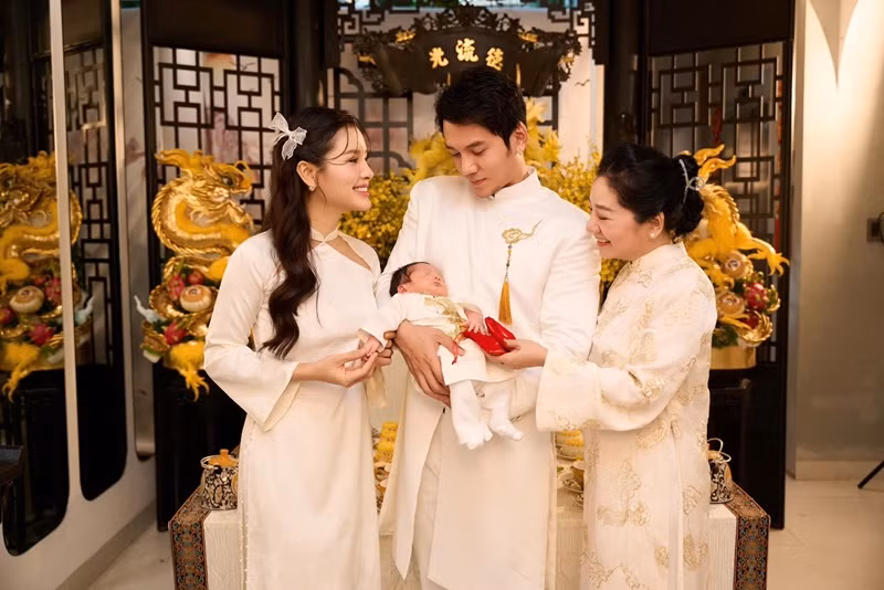 Bé Loka nhận quà từ bà nội khi tròn một tháng tuổi.