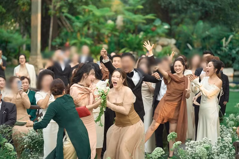 "Phú bà" Lý Nhã Kỳ bắt trượt hoa trong hôn lễ của Vũ Cát Tường. Ảnh: Phụ Nữ Số.
