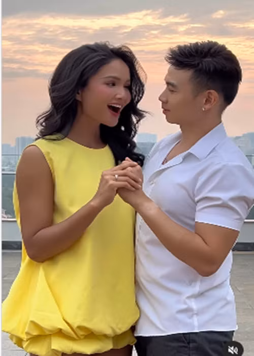 Ít ngày trước, H'hen Niê nhận lời cầu hôn của Tuấn Khôi sau 7 năm bên nhau. Ảnh: FB H'hen Niê.