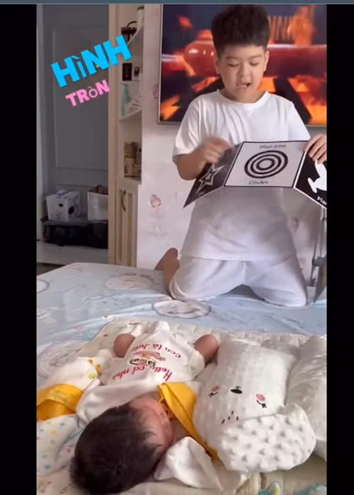 Nhật Kim Anh khoe clip bé Bửu Long đọc sách cho bé Julia. Theo Tạp chí Du lịch TP HCM, nữ diễn viên phim Tiếng sét trong mưa bức xúc khi bị đồn thất thiệt rằng sẽ chia tài sản cho con gái, còn con trai lớn sẽ không nhận được gì.