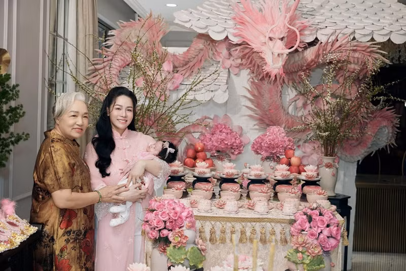 Mẹ đẻ Nhật Kim Anh từ Vũng Tàu lên TP HCM để hỗ trợ con gái trong thời gian ở cữ.