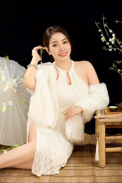 Thanh Trúc sở hữu vẻ ngoài dịu dàng, nữ tính. Cô ngày càng trẻ trung, gợi cảm sau khi lấy chồng.