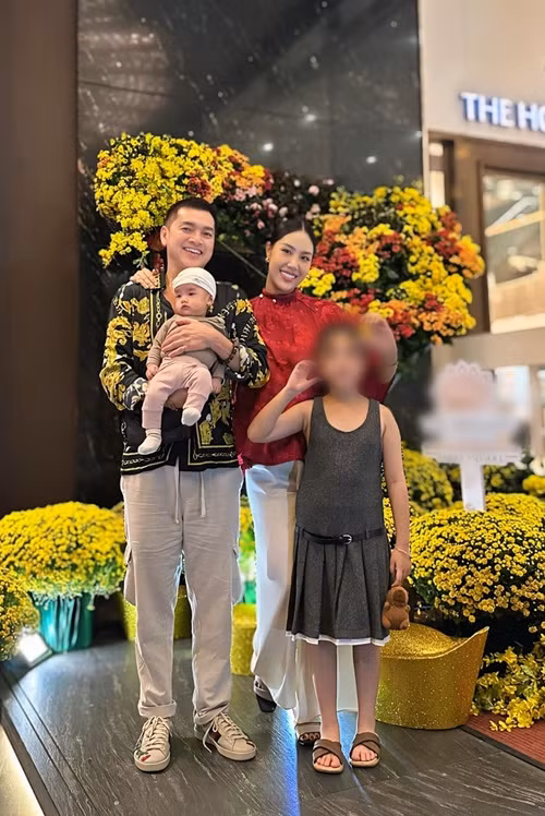 Trước khi đến với Tăng Khánh Chi, Quang Minh trải qua cuộc hôn nhân với Hồng Đào, có hai con gái.