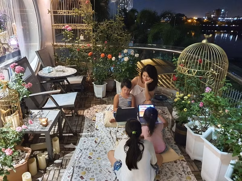 Nữ người mẫu dành nhiều thời gian cho các con khi về nhà.